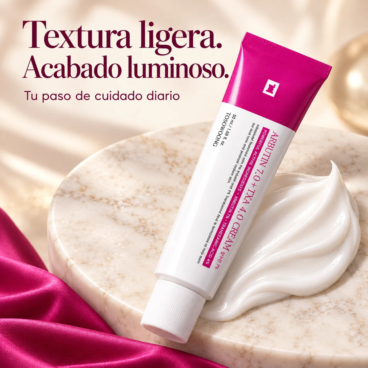 Textura de crema blanca TOSOWOONG Arbutin 7% + TXA 4%, tubo de 50 ml sobre mármol marfil.